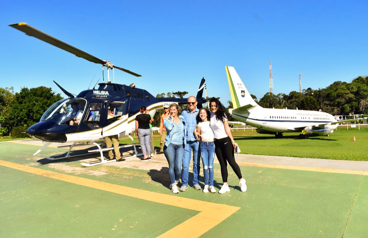 Nathália e família realizam passeio no pátio da Helisul, em Foz do Iguaçu.