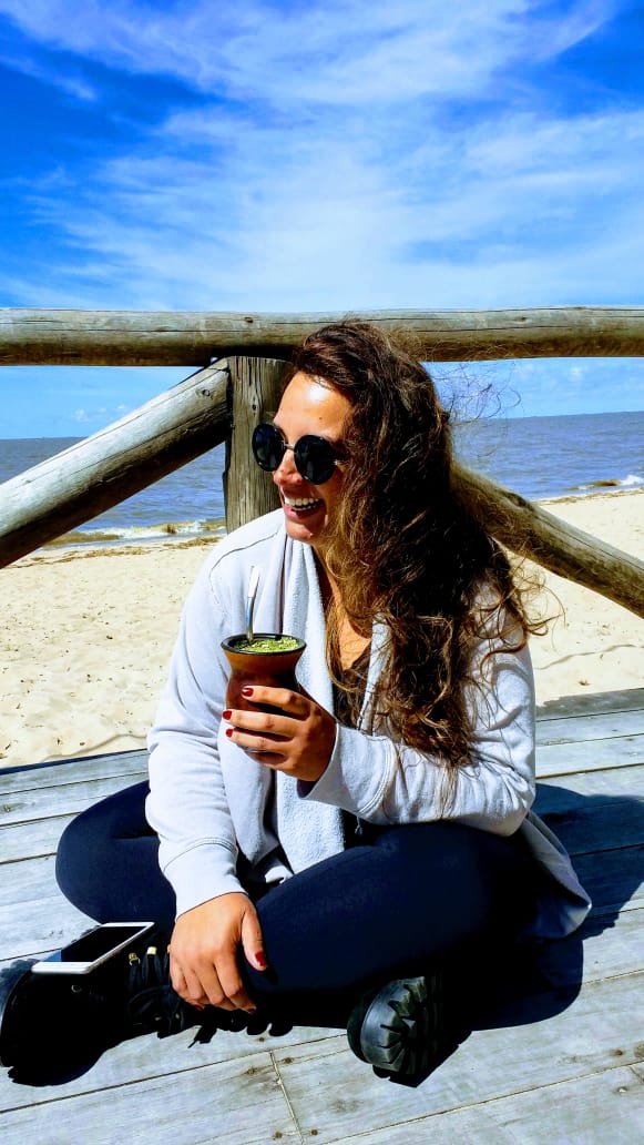 Lorena toma chimarrão na Lagoa Mirim