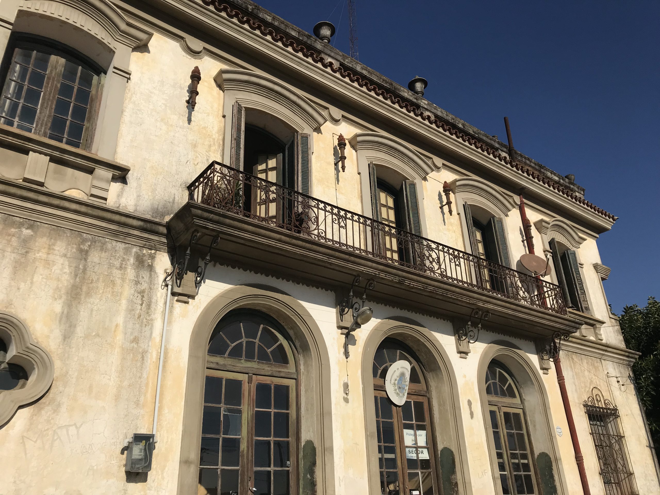 A estação ferroviária de Rio Branco possui uma arquitetura histórica.