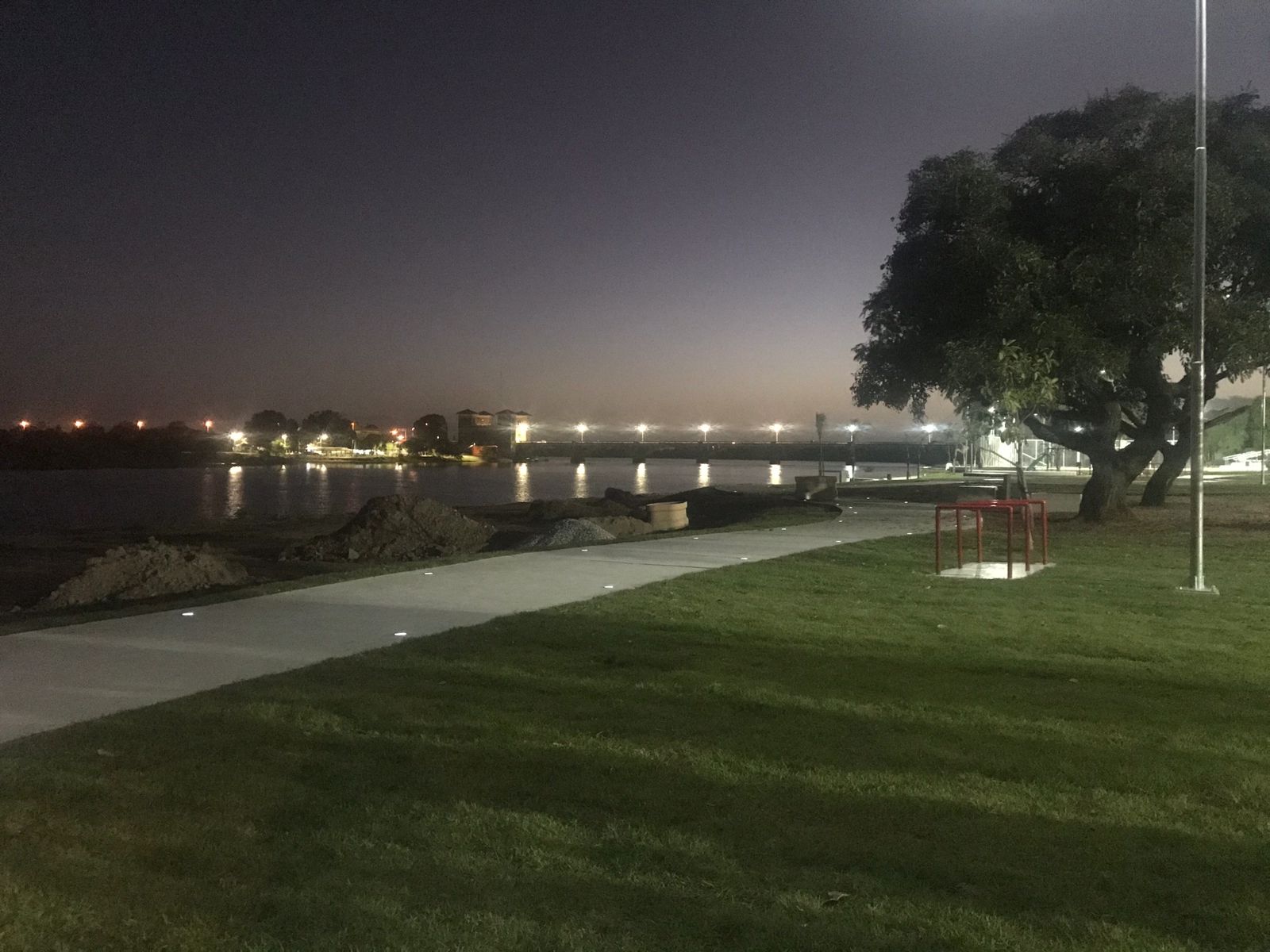 Beira do Rio Jaguarão durante a noite.