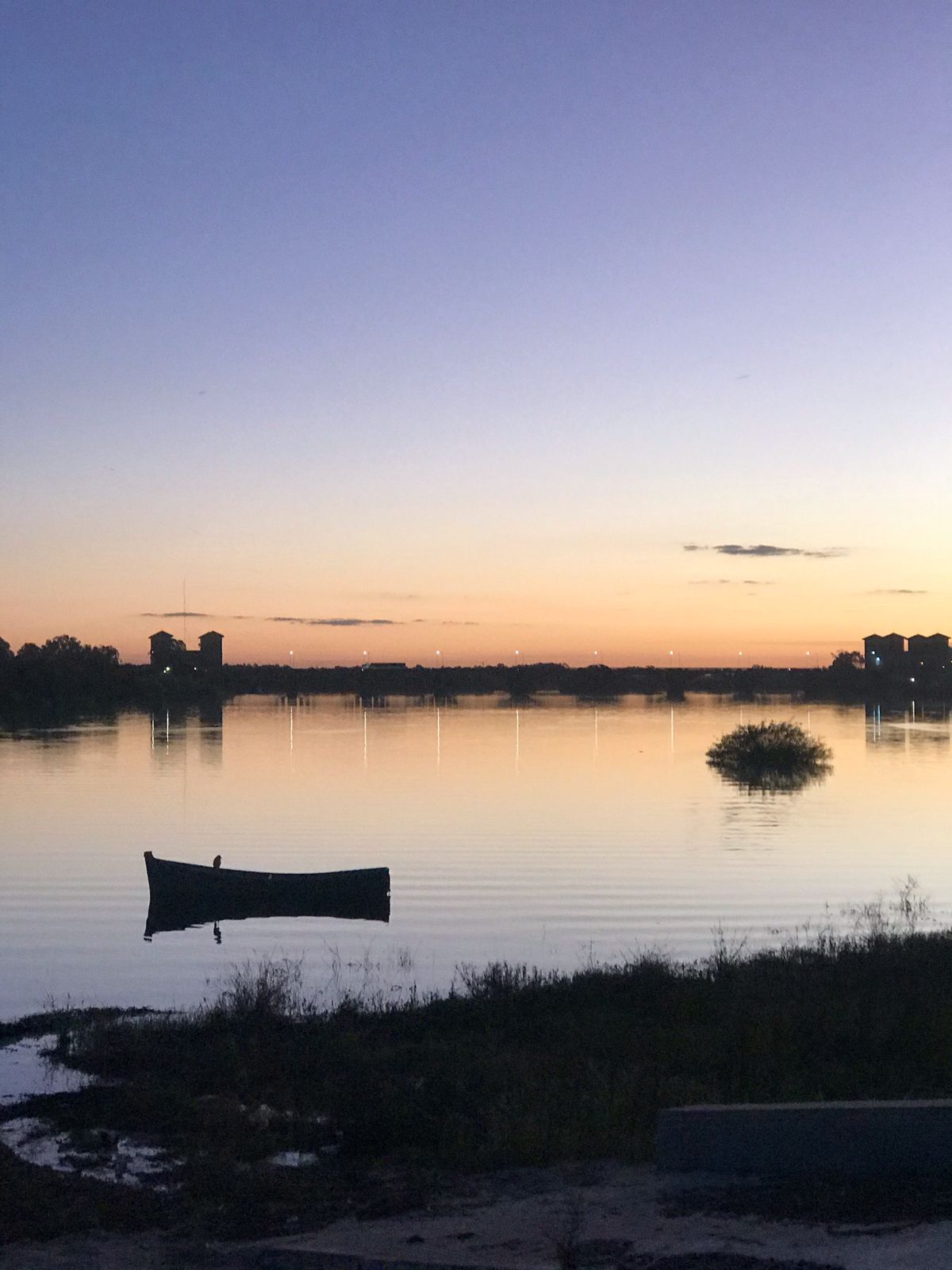 Pôr do Sol visto da beira do Rio Jaguarão.