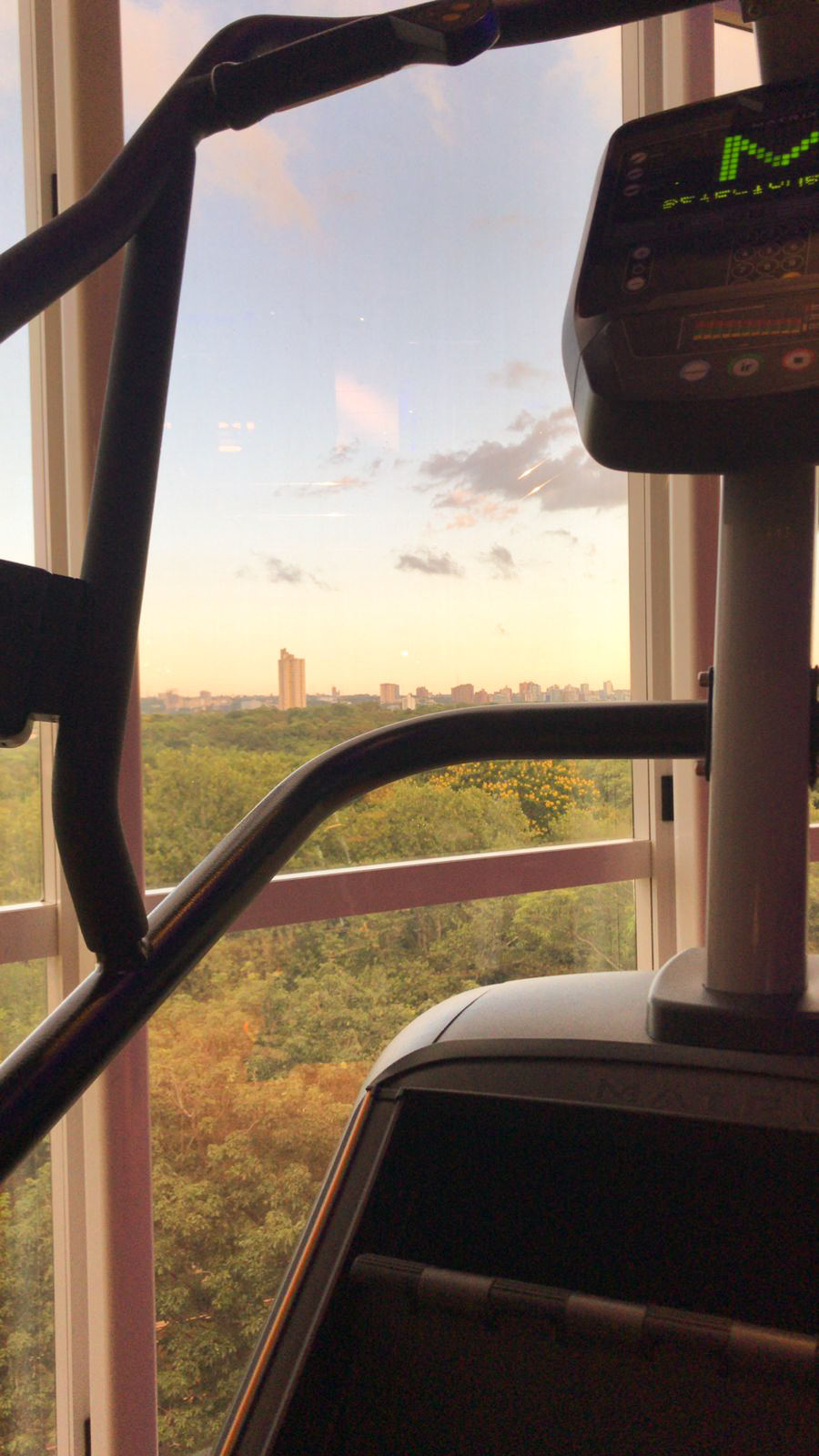 Vista da academia Smart Fit, de Foz do Iguaçu.
