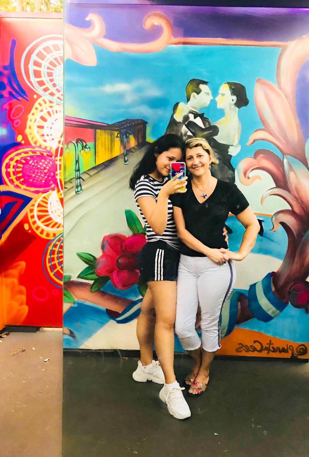 Nathália e sua mãe no Marco das Três Fronteiras.