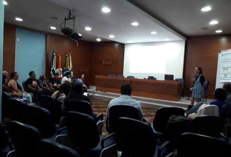 Apresentação do trabalho na sessão temática Soberania e segurança alimentar e nutricional., em 28/11/2019. Fonte: Arquivo Projeto Agricultura Urbana.