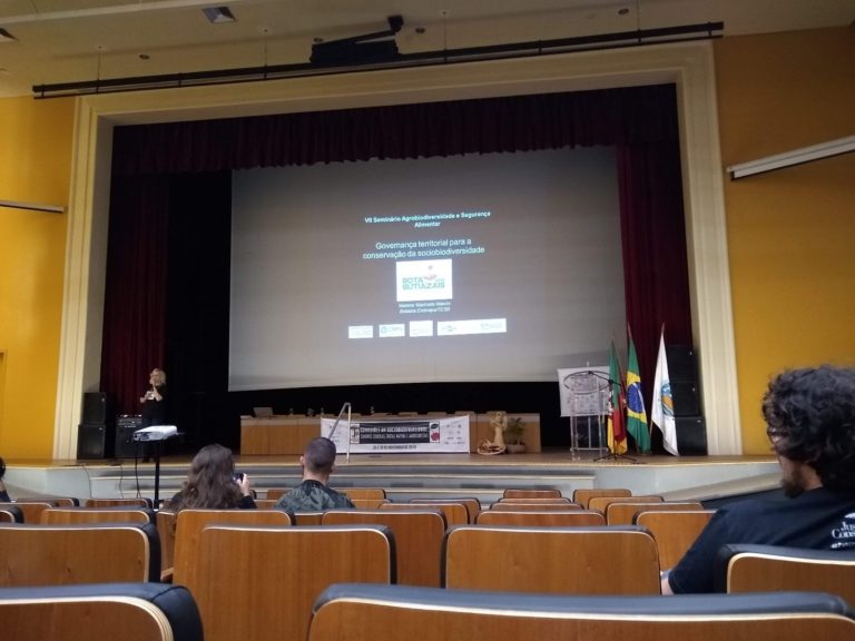 Mesa redonda, realizada no Auditório da Faculdade de Agronomia Eliseu Maciel/UFPel/Campus Capão do Leão, em 28/11/2019.
Fonte: Arquivo Projeto Agricultura Urbana.