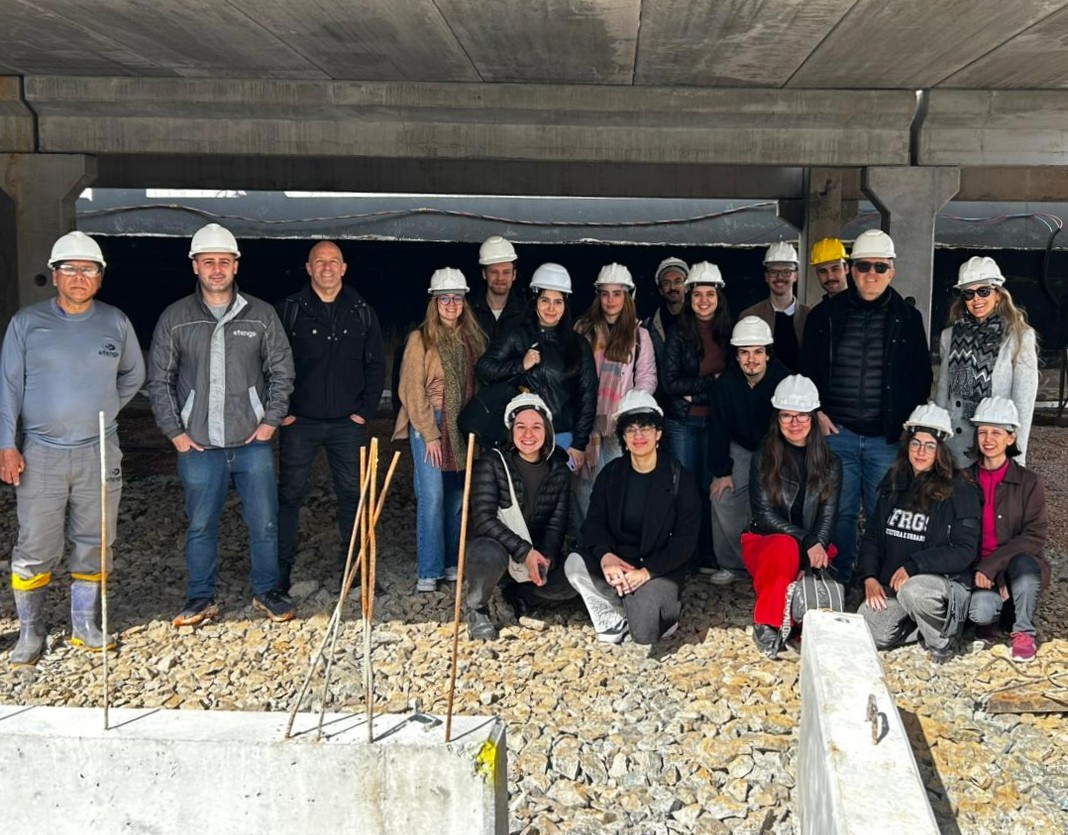 Ateliês de Projeto V e VII realizam visita técnica a obra com sistema construtivo industrializado em Porto Alegre