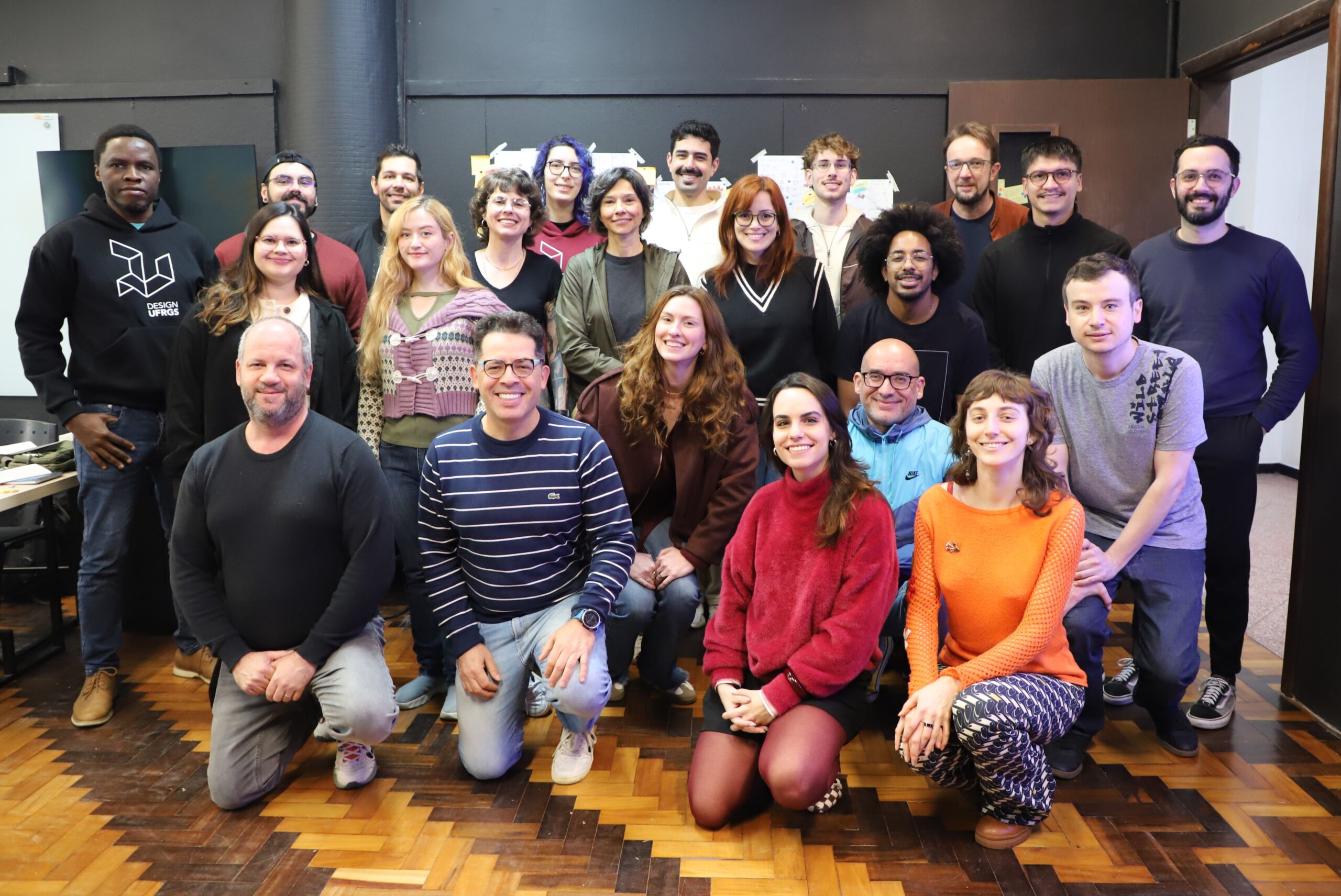Disciplina do PGDesign desenvolve protótipos de aplicativos com foco na inclusão digital de pessoas idosas