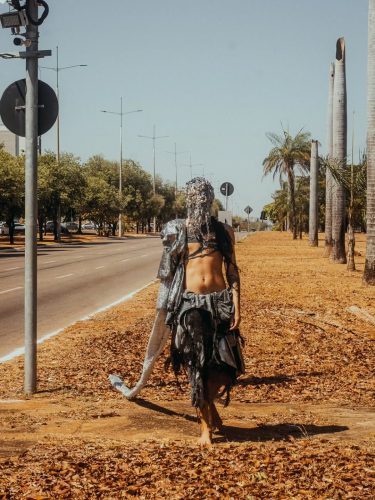 "O corpo, o peso, o descanso." Direção artística e performance: @ceuvasconcelos Fotografia: @giovelliflowers