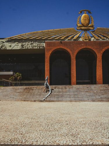 "O corpo, o peso, o descanso." Direção artística e performance: @ceuvasconcelos Fotografia: @giovelliflowers