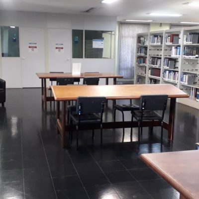 Espaço de leitura e acervo em 2020.