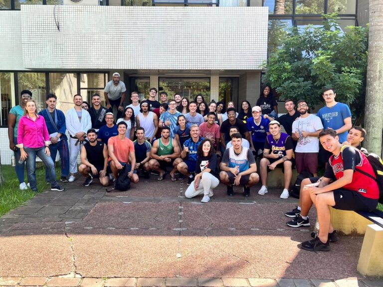 Fotos dos alunos e participantes do evento em frente ao Laboratório de Pesquisa do Exercício (LAPEX)
