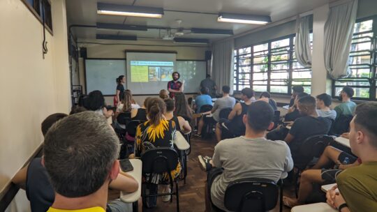 Bolsistas do CEME apresentam projetos no curso de Ed. Física