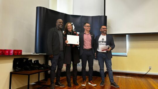 Profa. Janice Zarpellon Mazo e Profa. Malu Oliveira são homenageadas no Salão UFRGS 2024
