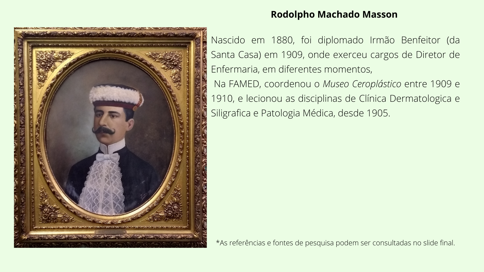 Homem branco de meia idade, perfilado com toga e barrete.