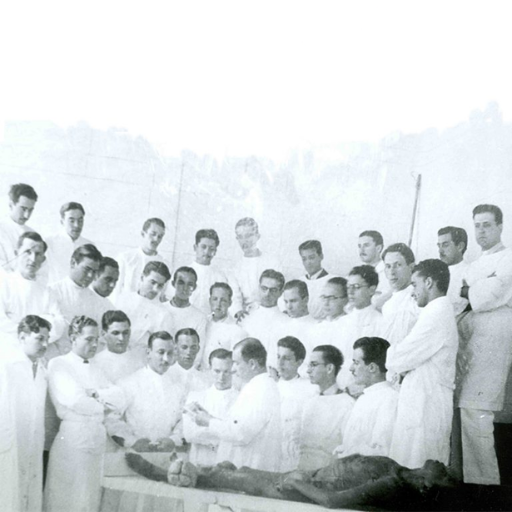 Aula de anatomia ministrada por Eliseu Dambros Paglioli (ao centro) para seus colegas em 1923, ano em que se formou. O neurocirurgião Paglioli, além de docente, foi Reitor da Universidade na década de 1950.
Fonte: acervo Museu da UFRGS 2021