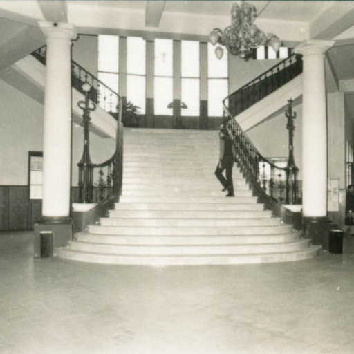 Saguão e a escadaria principal do prédio histórico da Faculdade de Medicina  1970
Fonte: Acervo Museu da UFRGS