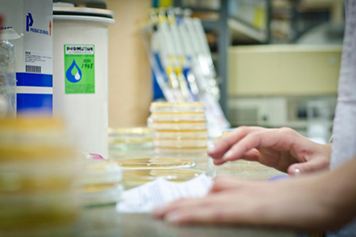mãos em bancada de laboratório