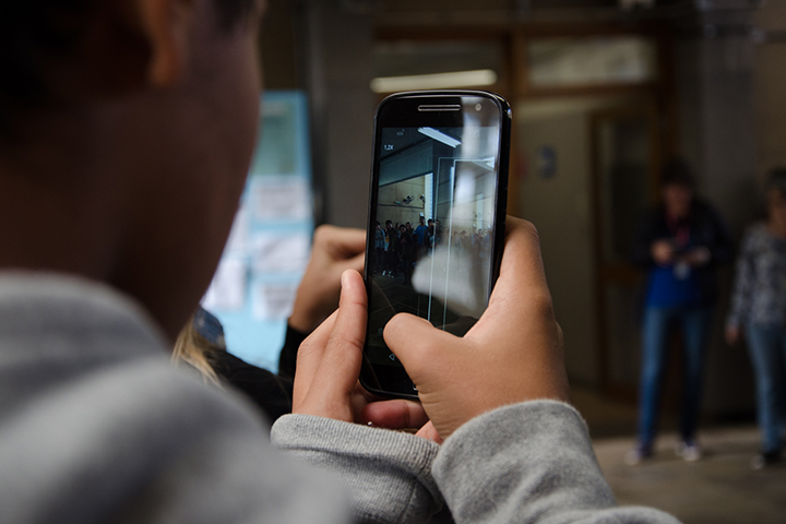 criança com celular na mão