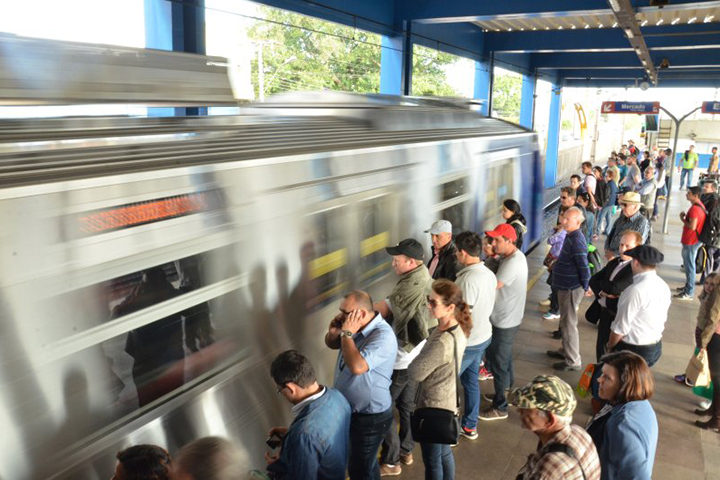 Pessoas em uma estação de trem