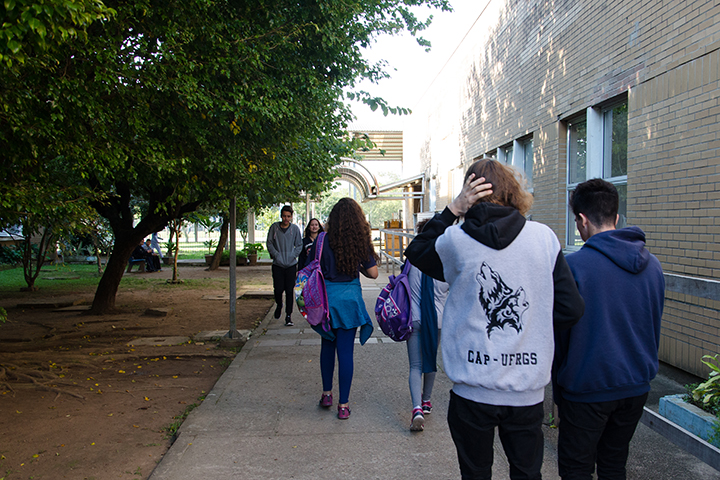 adolescentes caminhando em frente ao Colégio de Aplicação
