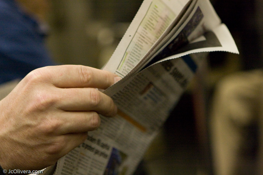 pessoa lendo um jornal