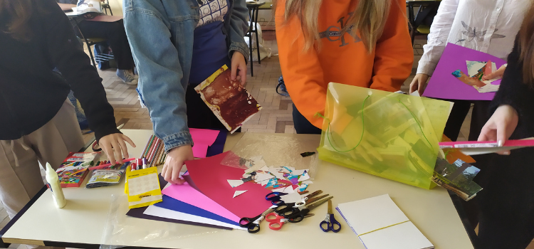 Oficina de cadernos artesanais na disciplina do curso de Pedagogia da FACED