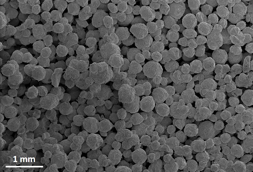 "Particulado de Al2O3 envolvido com montmorilonita sódica ativada Laboratório de Fundição da Escola de Engenharia da UFRGS Equipamento: MEV Zeiss EVO MA10 "