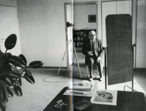 Adorno se fotografando no espelho
