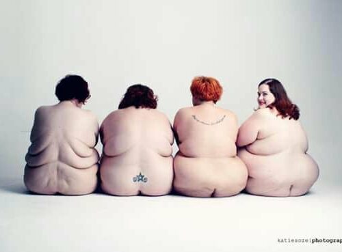 Mulheres gordas nuas sentadas de costas