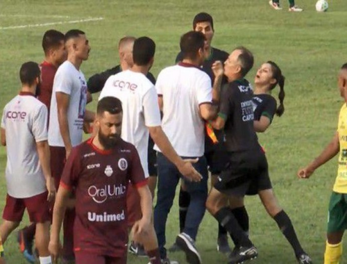 Imagem congelada da transmissão que a árbitra assistente Marcielly é agredida com uma cabeçada