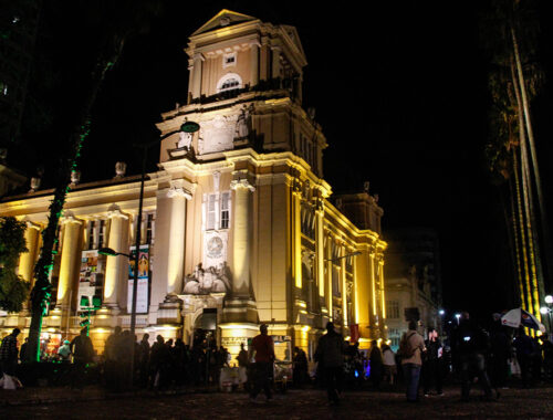 O Museu de Arte do Rio Grande do Sul (MARGS) à noite com a fachada iluminada