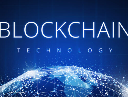 Imagem representando a tecnologia Blockchain em fundo hud futurista com globo mundial de polígono brilhante e rede blockchain ponto a ponto. Conceito global de banner de negócios blockchain de criptomoeda