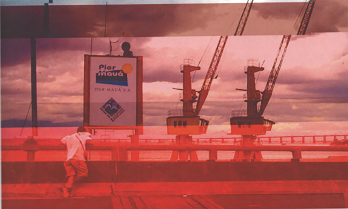 Pier Mauá e armazéns visto do elevado da Perimetral. Fotografia de Giselle Beiguelman, retirada em 2011. Fonte: (BEIGUELMAN, 2019, p. 165).