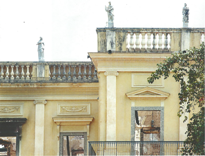 Museu Nacional pós-incêndio. Fotografia de Ana Ottoni, retirada em 2018. Fonte: (BEIGUELMAN, 2019, p. 228).