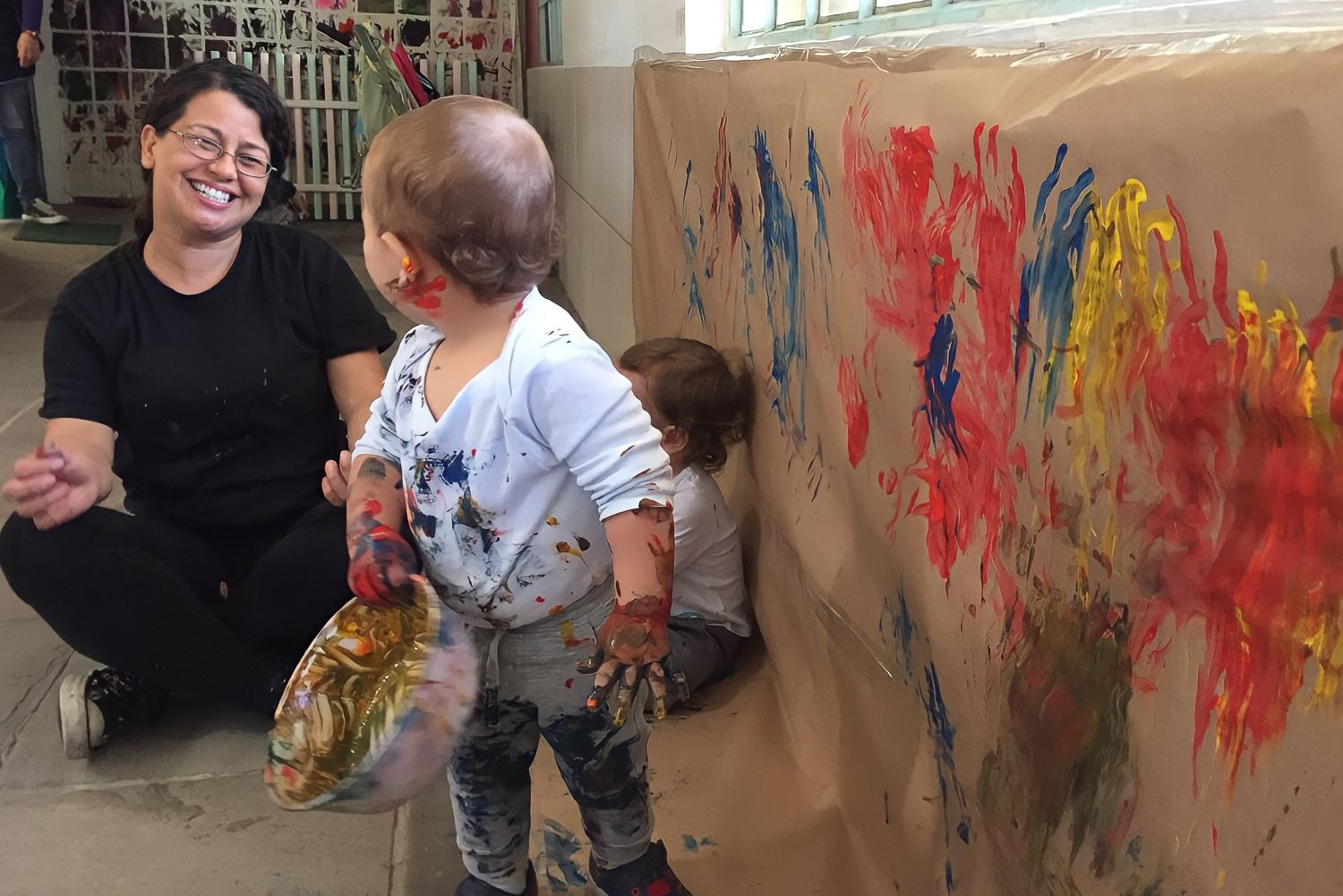 Projeto incentiva educadores e educadoras infantis a se expressarem por meio da arte