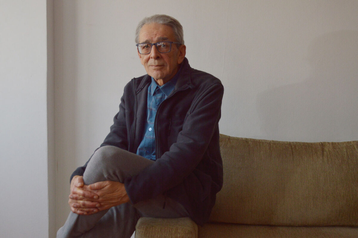Escritor Paulo Neves autografa "Rio Linguagem" no Centro Cultural da UFRGS