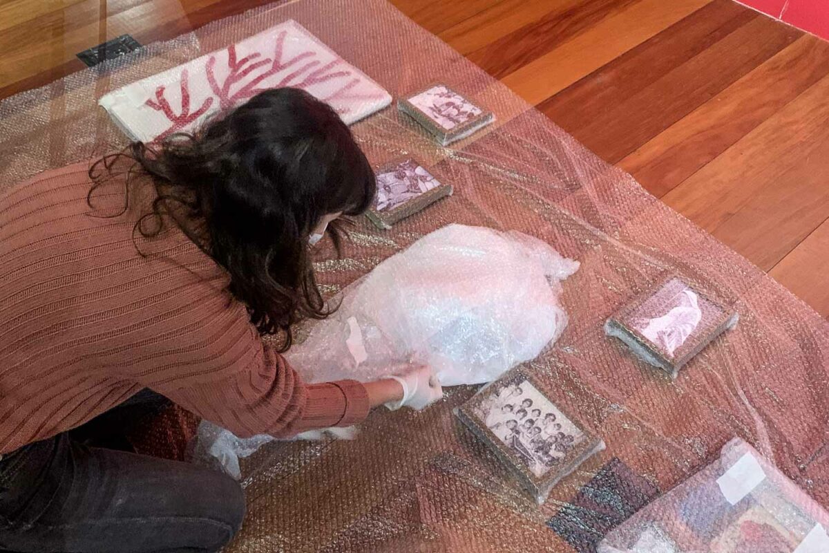 Estudantes de Museologia organizam exposição sobre o cotidiano e as relações interpessoais