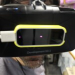 Aluno usando um óculos de realidade virtual Aluno usando um óculos de realidade virtual