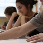 Três alunos na classe realizando trabalhos de ilustração Três alunos na classe realizando trabalhos de ilustração
