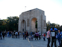 Mesmo no final de tarde, o Monumento do Expedicionário permanece cheio