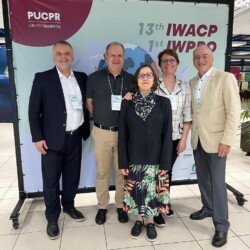 Da esquerda para a direita, os docentes doutores: Giancarlo Medeiros Pereira, professor PPG Eng Produção Universidade Paulista; Osíris Canciglieri Junior, professor PPG Eng Produção PUC PR; Miriam Borchardt, PPG Eng Produção Unisinos; Biagio Giannetti, professor do PPG Eng Produção Universidade Paulista e fundador da Advances in Cleaner Production Network; e Cláudia Viegas, professora da EA e do PPGA/UFRGS.