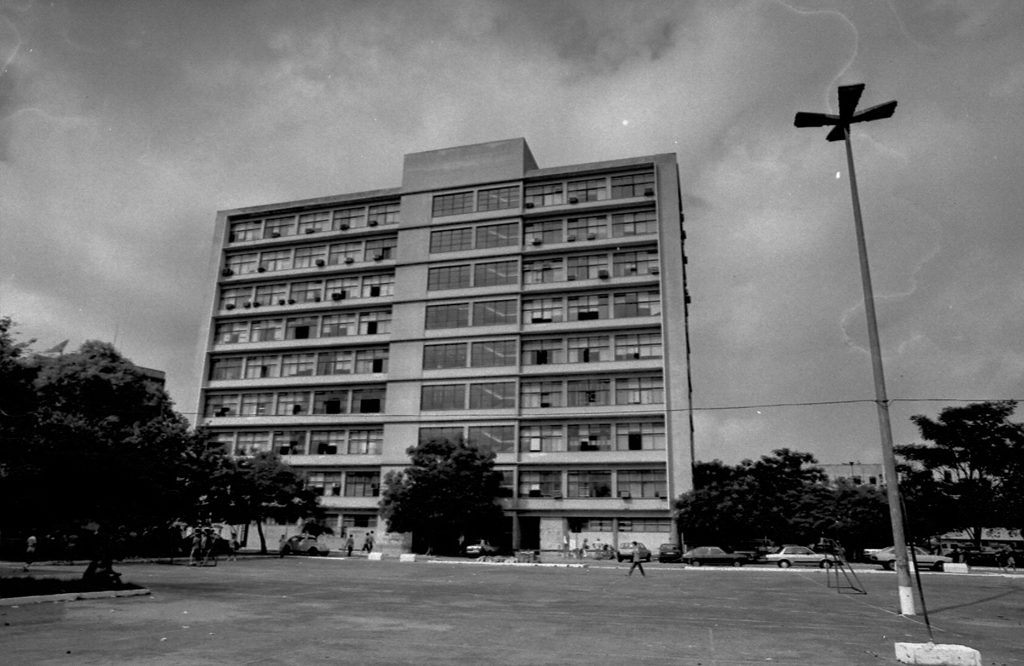 Foto em preto e branco da frente do prédio da FACED.