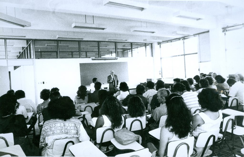 Foto em preto e branco de uma aula na FACED.