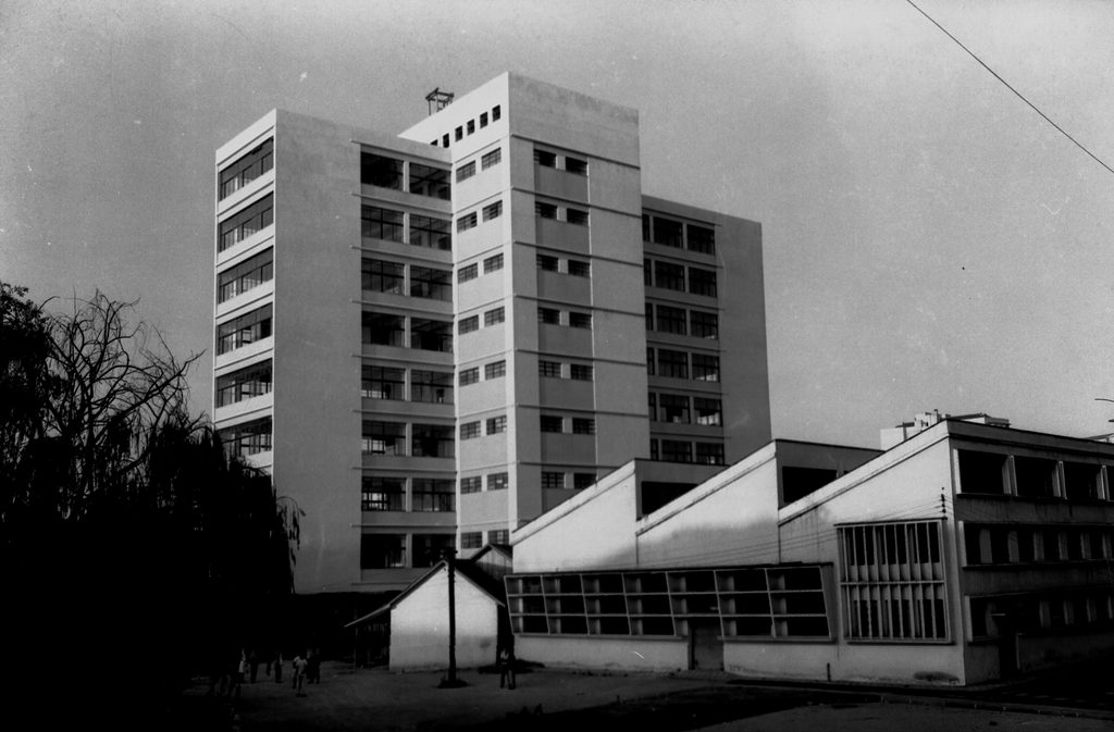 Foto em preto e branco do prédio da FACED finalizado.