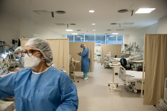 Como é a rotina na unidade com mais pacientes graves por causa do coronavírus no RS