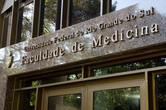 Biblioteca da Famed promove exposição “Caminhos da Medicina em Porto Alegre”