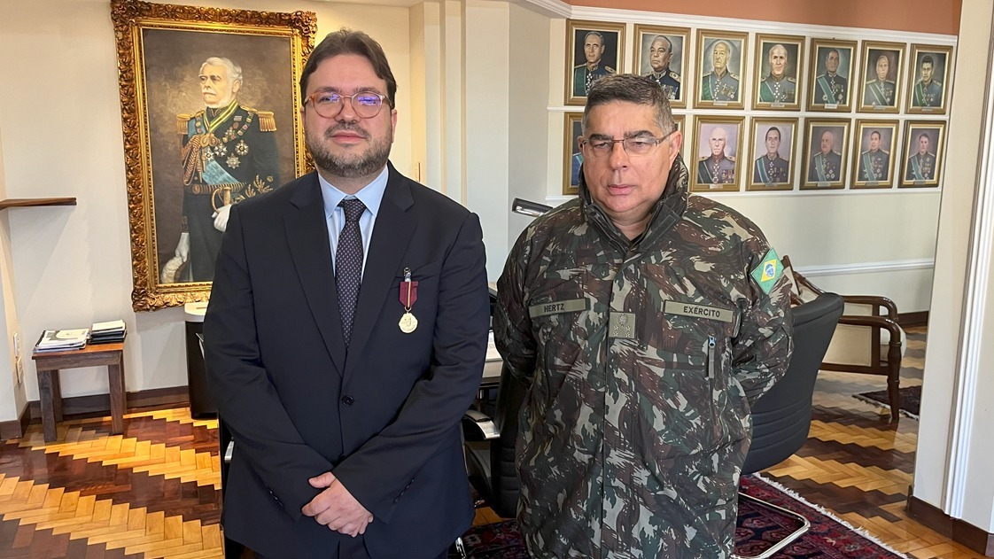 Professor da FAMED/UFRGS é condecorado pelo Comando Militar do Sul