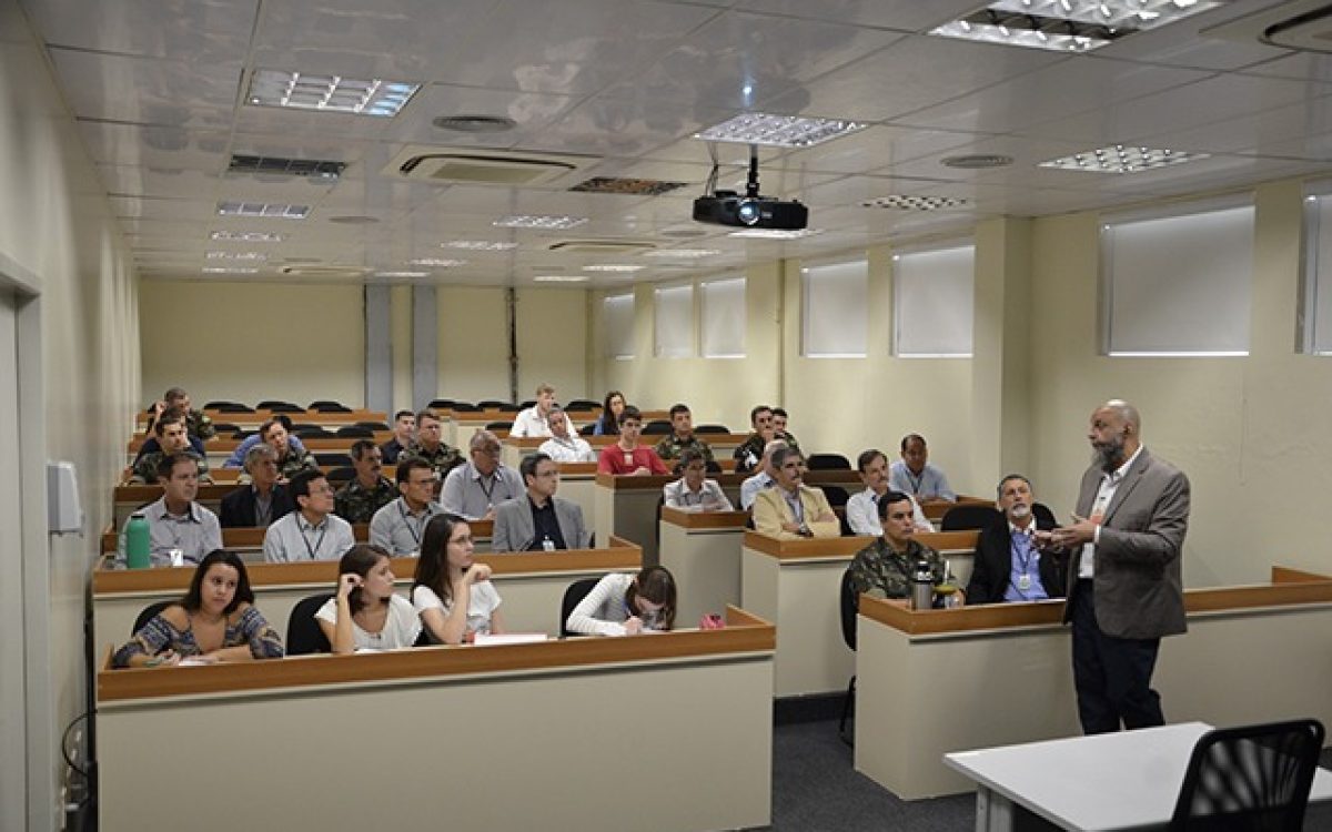 Registro de palestra para pesquisadores no Comando Militar do Sul, em 2017, com o professor José Miguel Quedi Martins - Foto: arquivo pessoal