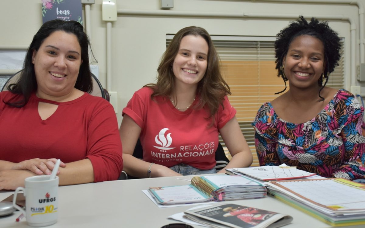 Giullia (centro) e equipe do Núcleo de Avaliação da FCE, que recebeu destaque no Salão UFRGS - Foto: Comunicação FCE