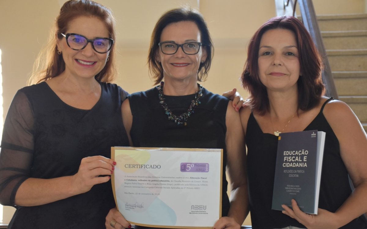 Autoras e o certificado de menção honrosa - Foto: Comunicação/FCE